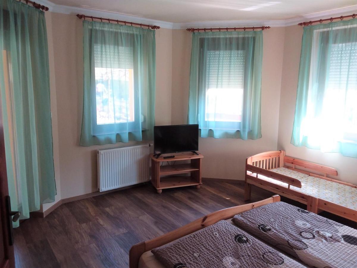 Nefelejcs Fagyizo Es Apartmanhaz Kistolmacs Zewnętrze zdjęcie